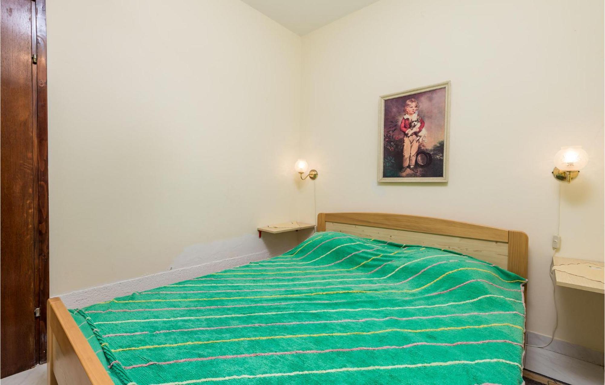 2 Bedroom Nice Apartment In Ябланац Экстерьер фото