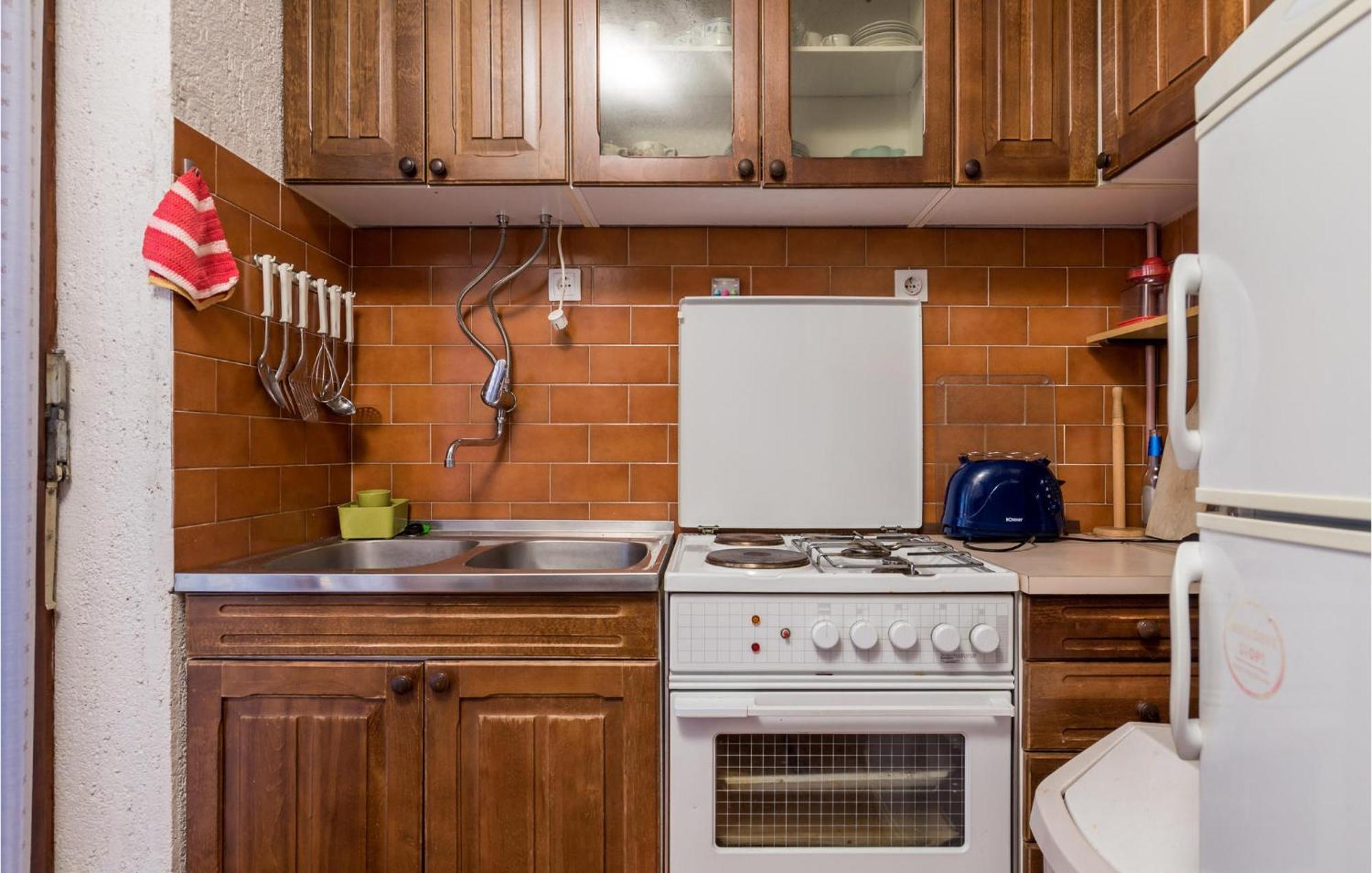 2 Bedroom Nice Apartment In Ябланац Экстерьер фото